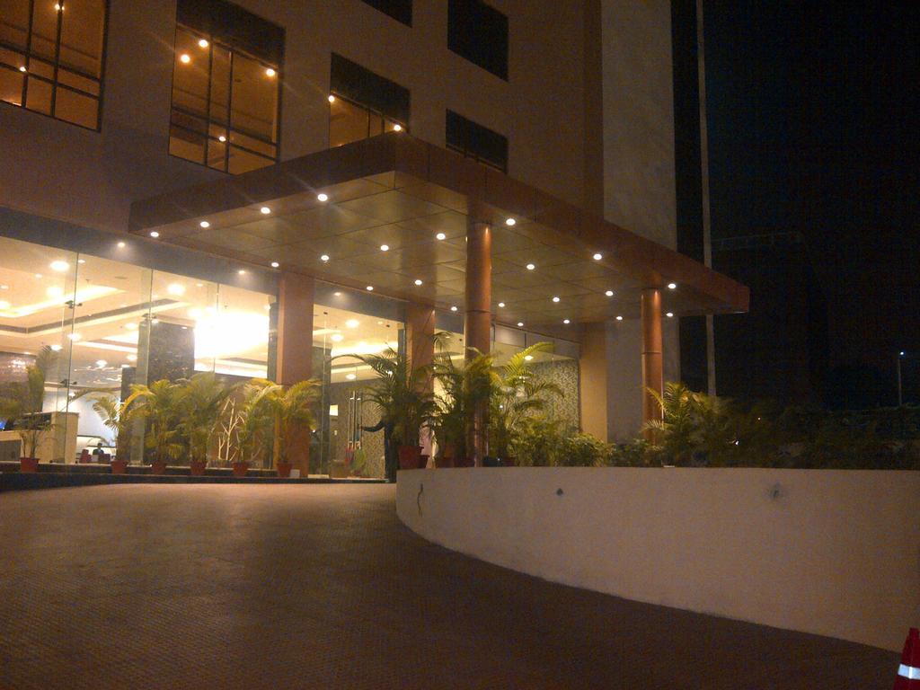 Ramada Jamshedpur Bistupur Hotel Exterior foto